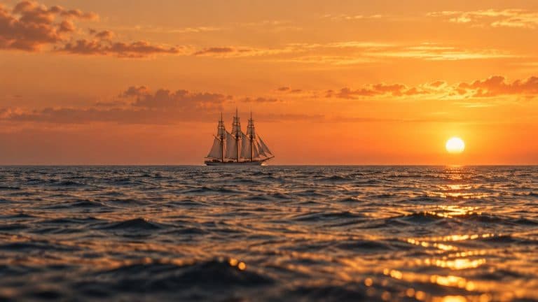 Kapal layar berlayar di cakrawala laut senja membuktikan lengkungan bumi